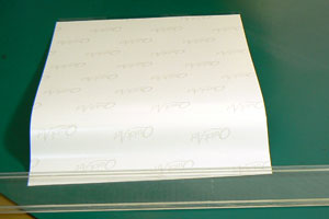 印刷した用紙とセパレータをはがした透明フィルムを重ねます